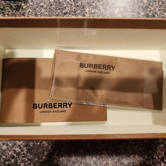 Burberry Sunglasses BE3105 - Picture 4 of 7